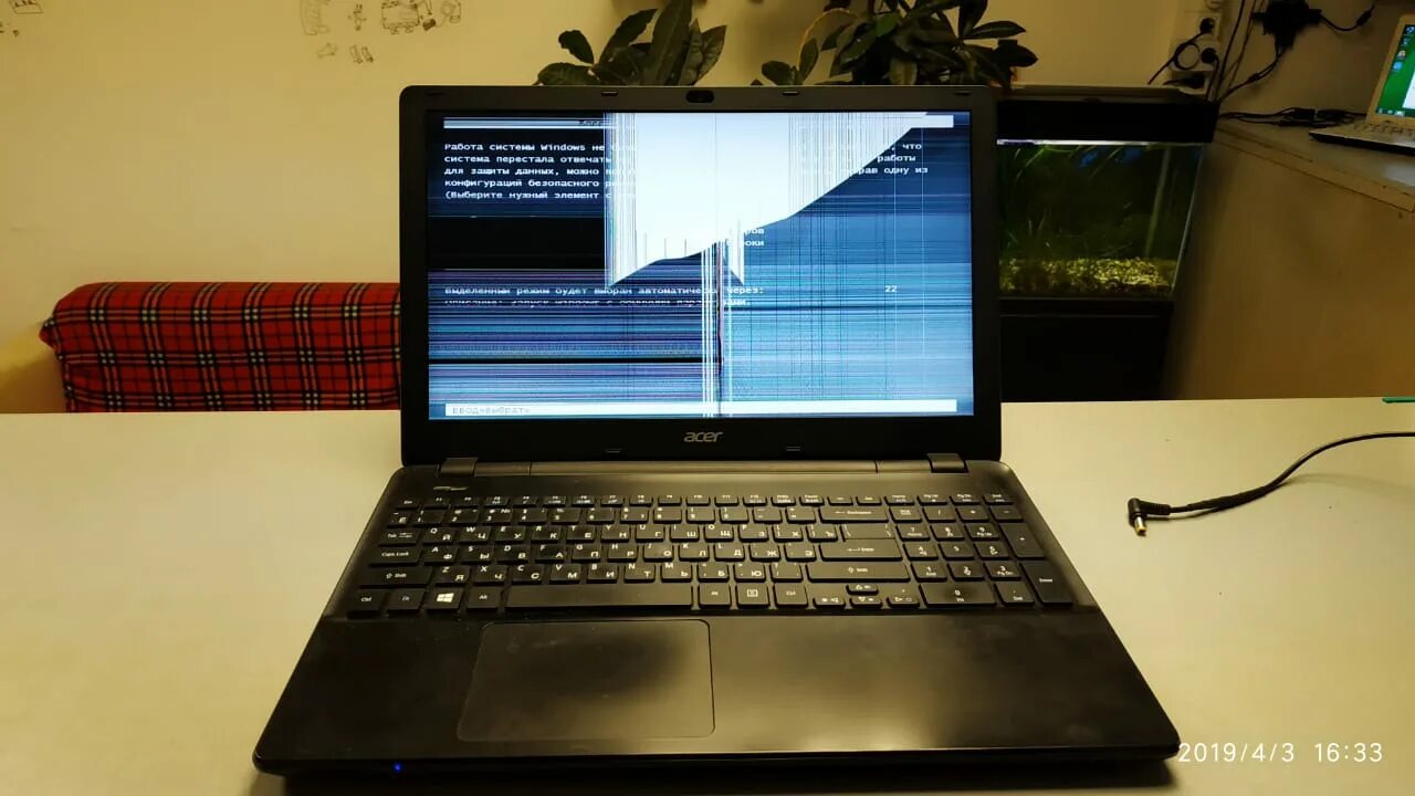 Ремонт экрана acer. Разбил ноутбук Acer ех2519. Разбитый экран ноутбука Acer. Сломанный Асер ноутбук. Ноутбук с разбитым экраном Acer.