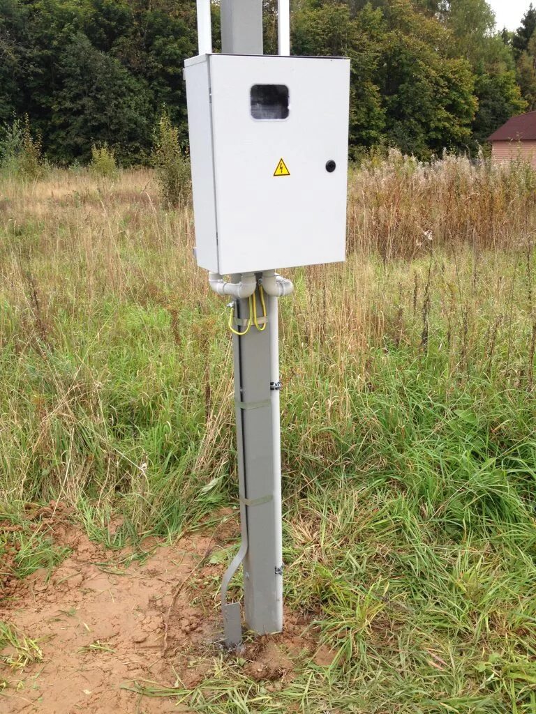 Трубостойка 5 метров телескопическая. Установка столба для электричества. Столб для электричества на участке. Установка столба для электричества. Электромонтаж трубостойка.