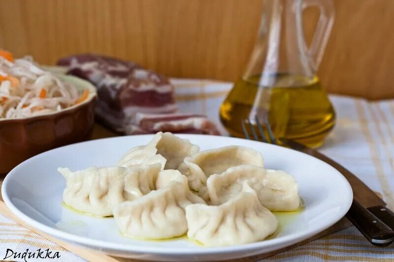 пельмени с квашеной капустой. вареники с квашеной капустой и картошкой. вареники с квашеной капустой. вареники с картошкой и капустой. вареники с квашеной.