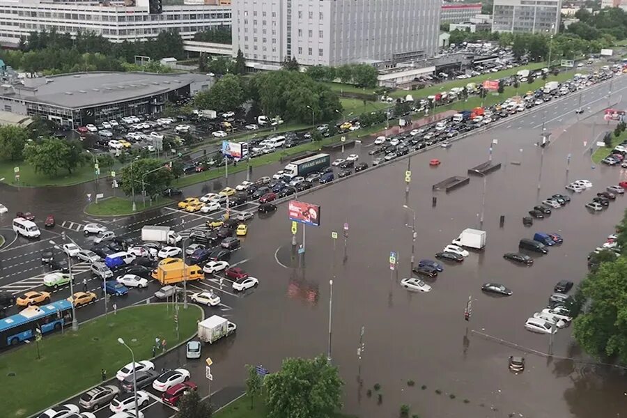 20.06.2020 Варшавское шоссе Москва затопило. Ливень в Москве 28 июня. Наводнение в Москве 2021. Вчерашний потоп в Москве.