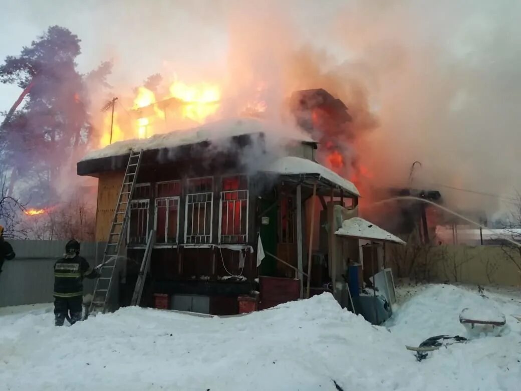 Пожар в Балашихе 13.07. Пожар в частном доме в Подмосковье. Пожар в частном доме зимой. Сгоревший дом зимой.