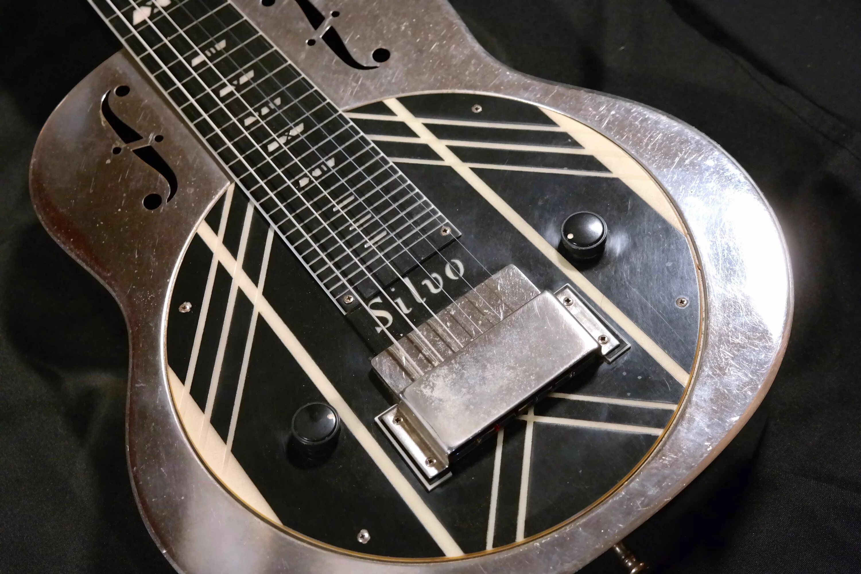 Лэп гитара. Лэп стил гитара / lap steel. Steel reinforced neck электрогитара. Эрик йоханссон фотографии. Лэп гитара.