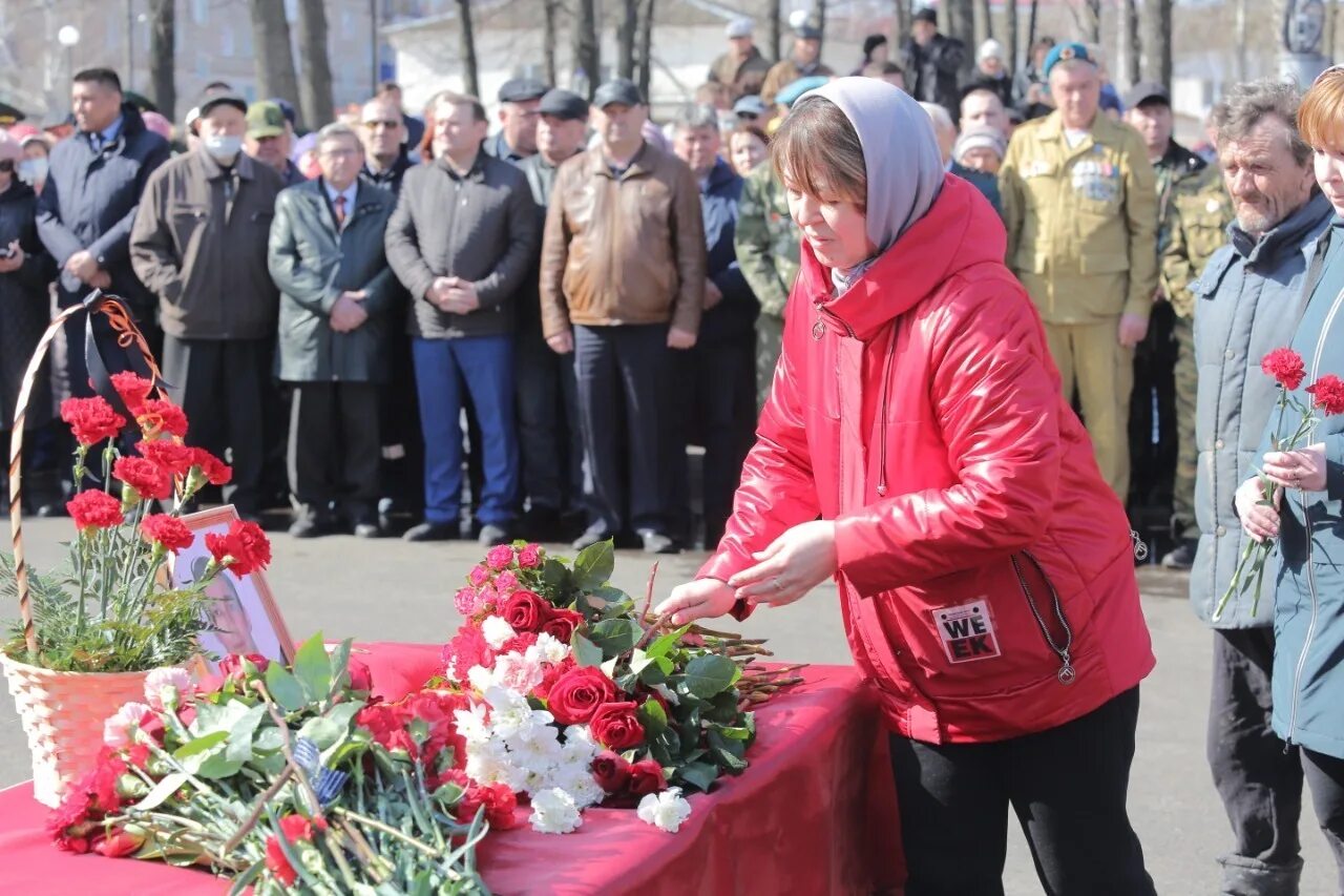 Могила погибшего солдата. Прощание. Соболезнование погибшим на украине