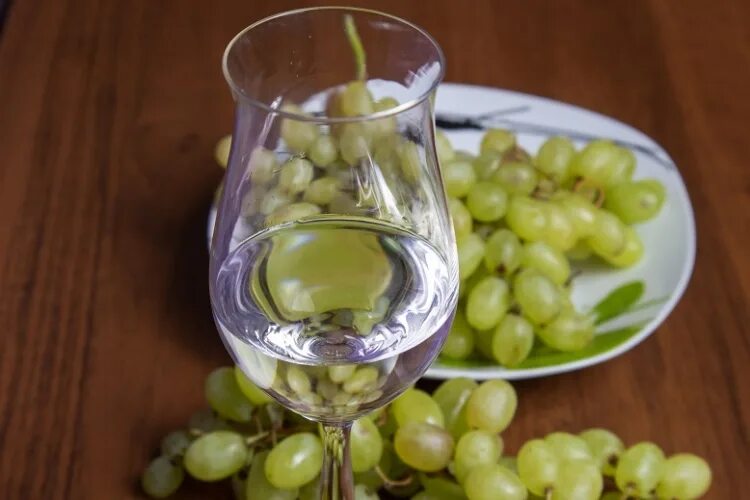 Чача алкогольный напиток. Чача коктебель grappa. Грузинская чача виноградная. Chacha tarragon midiani. Как пить чачу.