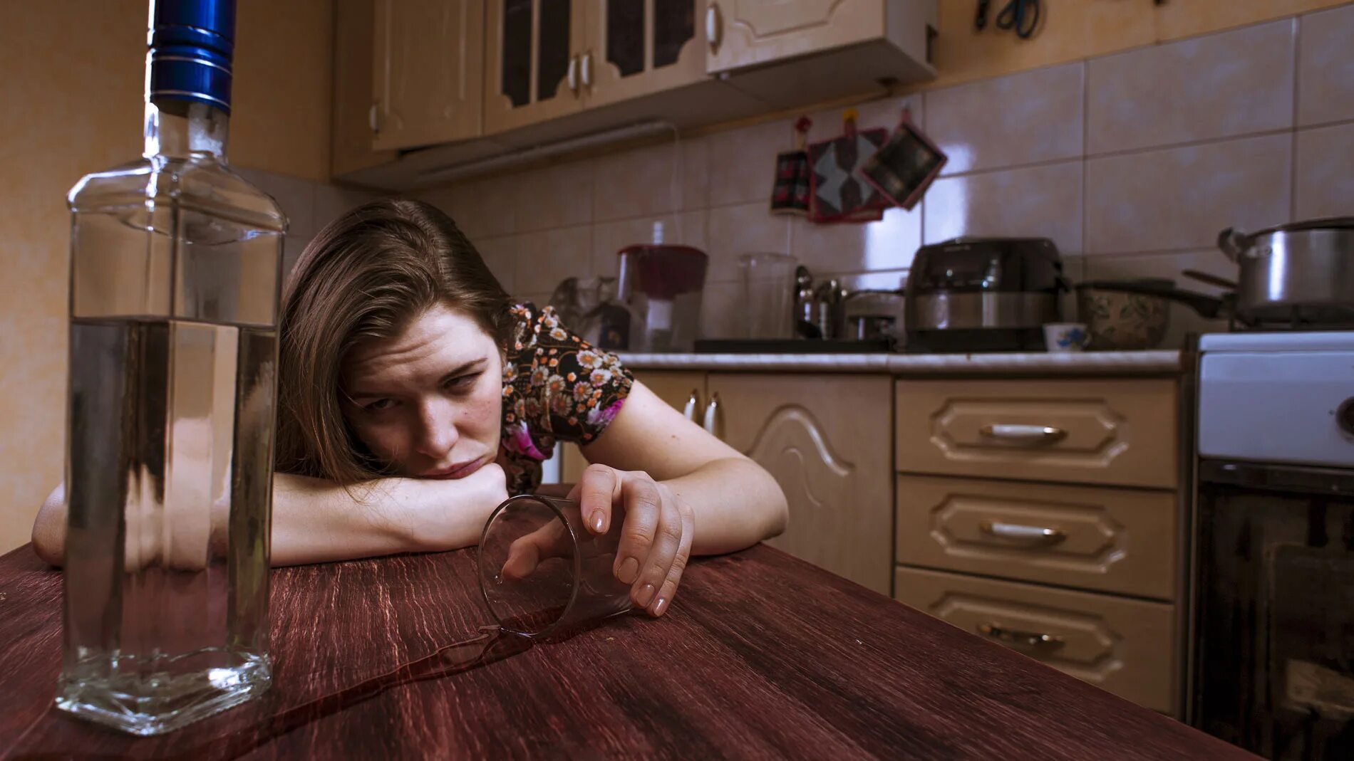 Мама выпивает. Женщина в запое. Женский алкоголизм и дети. Женское пьянство и алкоголизм. Пьющие матери.