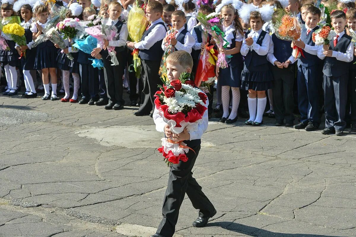 На линейке было девяносто школьников