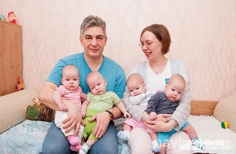 В москве родилась четверня. Четверняшки. Четверня в России. Семья родившая четверню. Четверняшки Новосибирск.