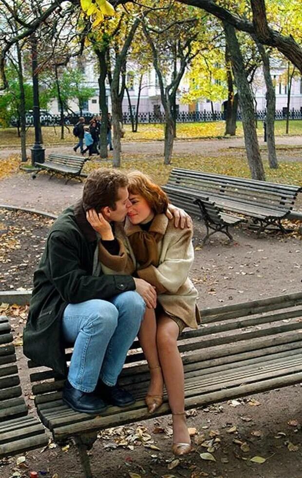 Алкаш целуется. Поцелуй на лавочке. Пара на скамейке. Влюбленные на скамейке. Поцелуй на скамейке.