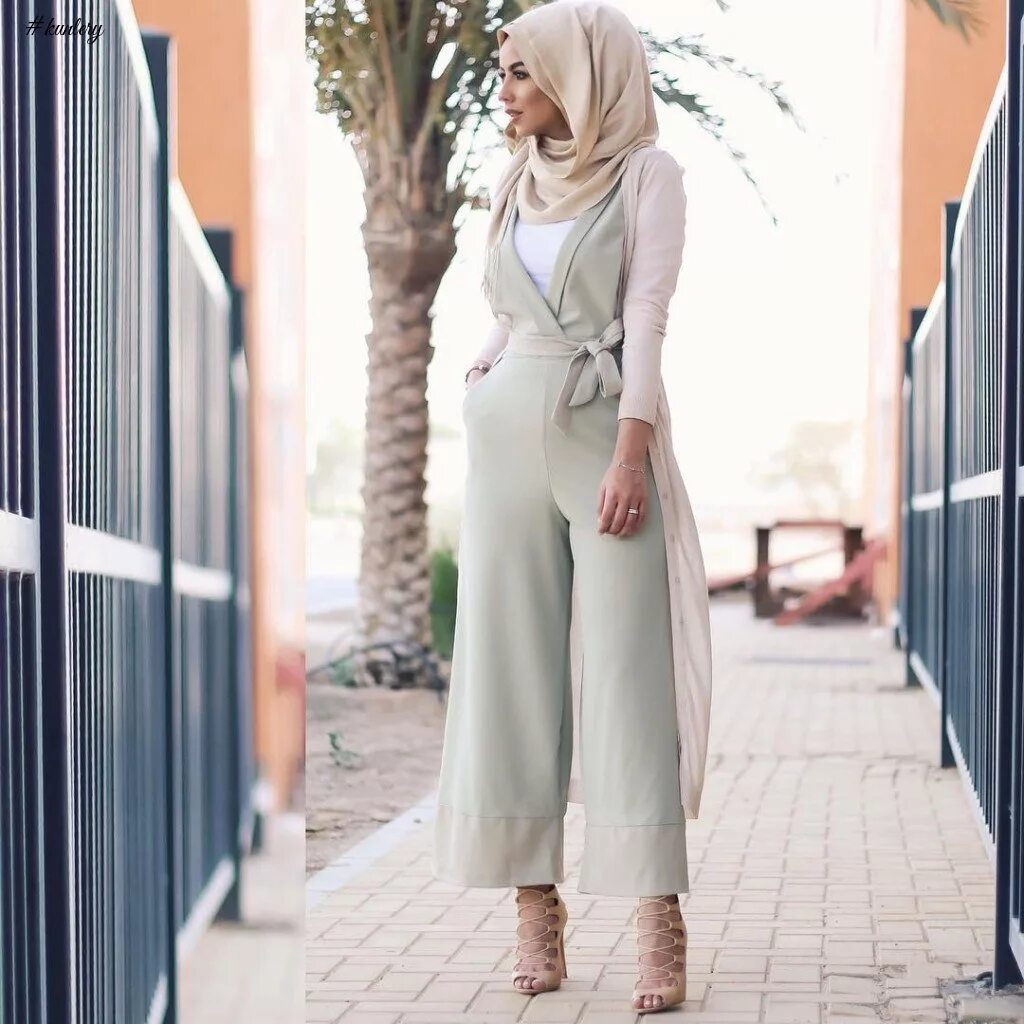 Мусульманские штаны. Hijab Style 2022 костюм брючный. Hijab Moda 2020 одежда Повседневная. Брюки палаццо хиджаб 2022. Мусульманские одежда Hayat 2020 Абая.