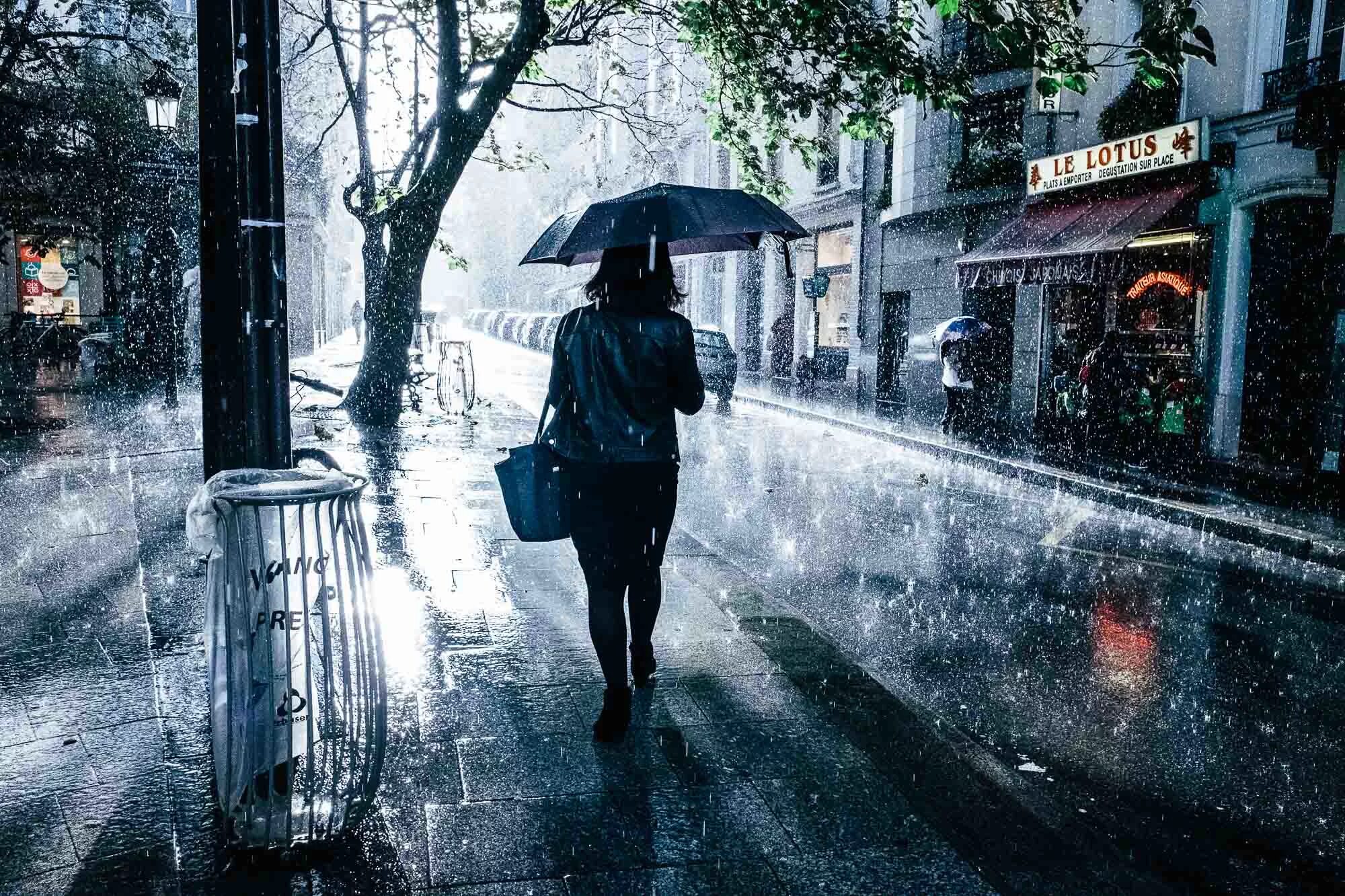 Rain ing. Дождливый город. Дождь в городе. Дождливая улица. Дождь на улице.