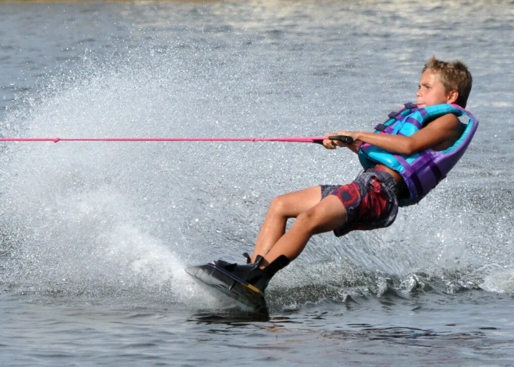 Водный аттракцион летающий. Водные лыжи. Воднолыжный слалом. Развлечения на пляже. Покататься на водных лыжах.