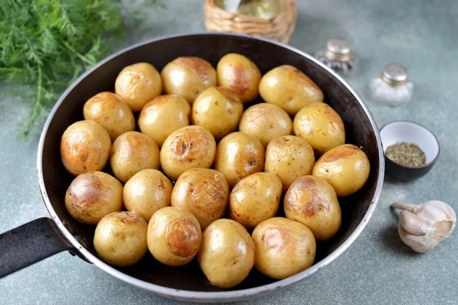 Беби картофель. Картофель бейби. Запеченный бейби картофель. Жареный картофель Беби. Бэби картофель в духовке.
