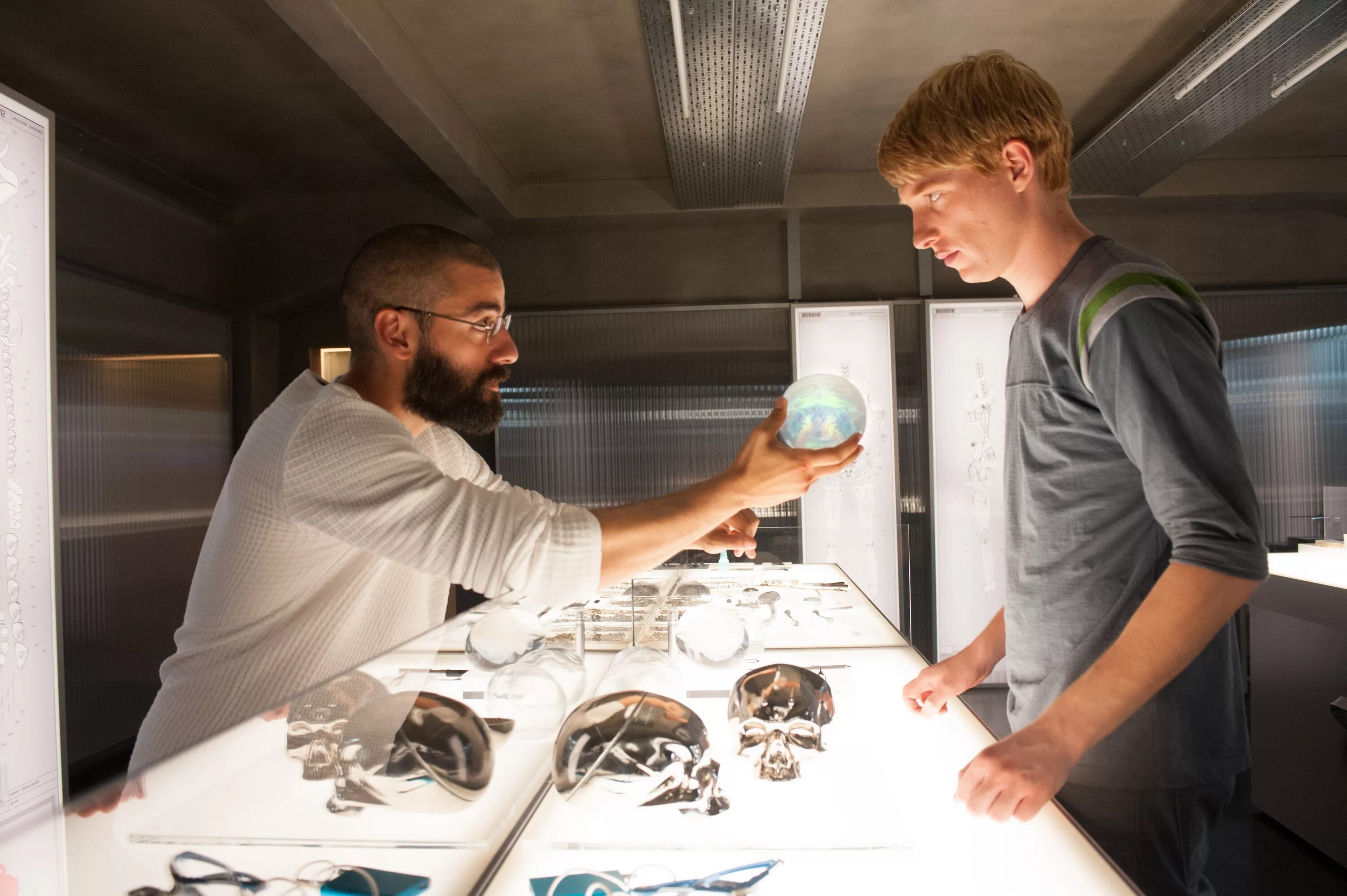 Ex 2014. Оскар айзек ex machina. из машины (алекс гарленд, 2014). из машины ex machina (2015).