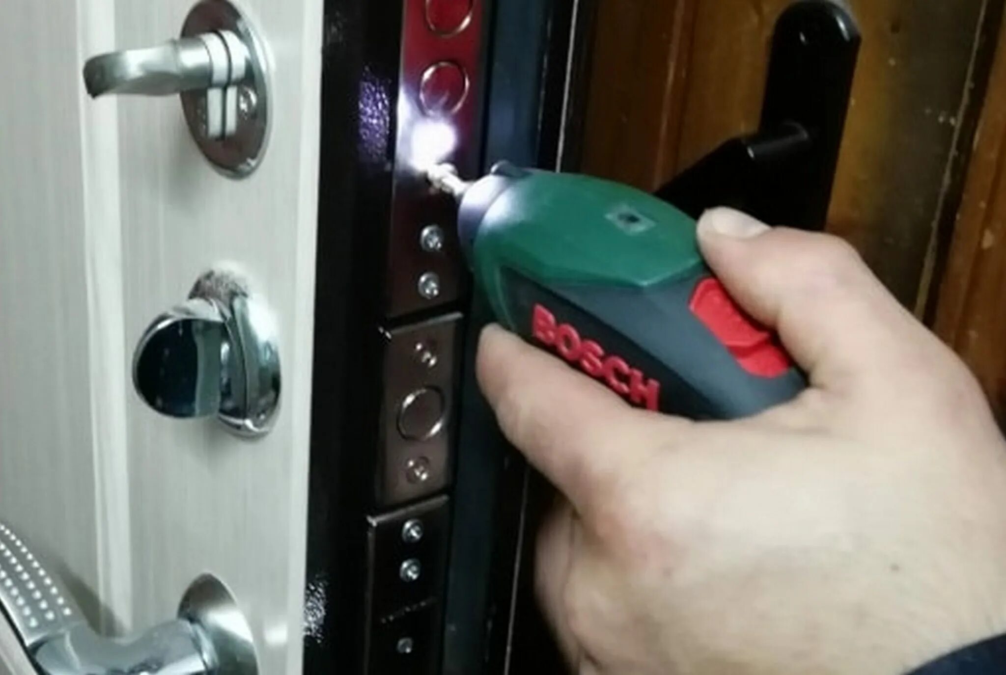 Вскрытие замков. Вскрыть замок входной. Вскрытие двери отверткой. Mf189-4. Как открыть врезной замок без ключа.