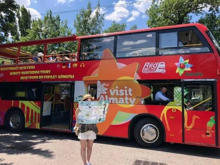 Экскурсионные автобусы для детей. Экскурсионные автобусы Алматы. Двухэтажный экскурсионный автобус. Туристический автобус, красный. Автобус двухэтажный турист.
