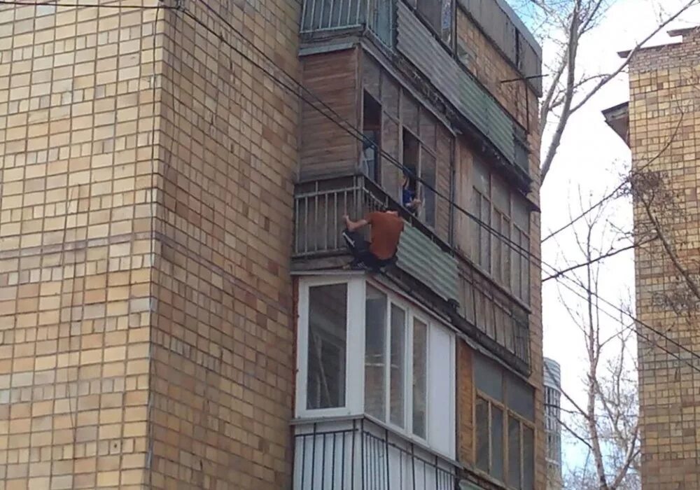Через балкон. Пожарная лестница через балкон. Пристройка балкона. Через балкон. Обрушение балкона.