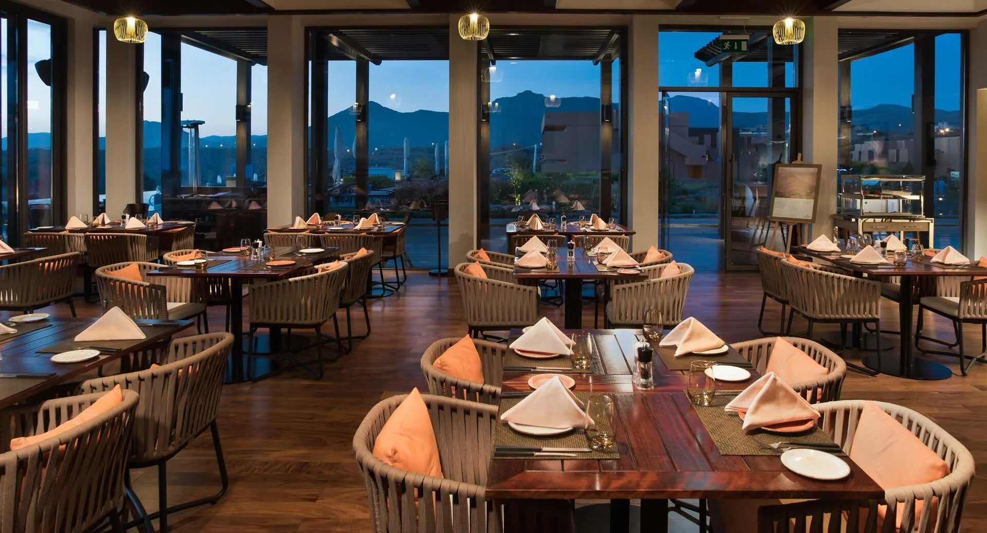 Anantara oman отель. Jabal al akhdar. Анантара горы оман. Отель alila jabal akhdar. Анантара отель оман в горах.