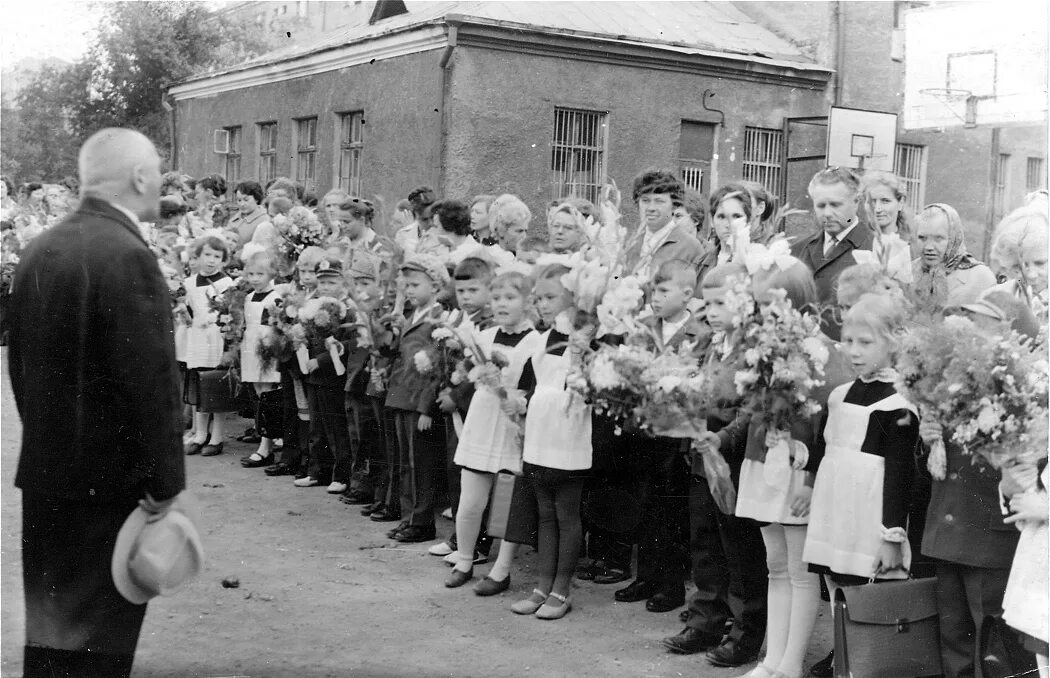 Школа в 1971 году. 110 Школа Челябинск. Свердловск 110 школа. 1 Сентября 1971 года. Школа 110 выпуск 1971 года.