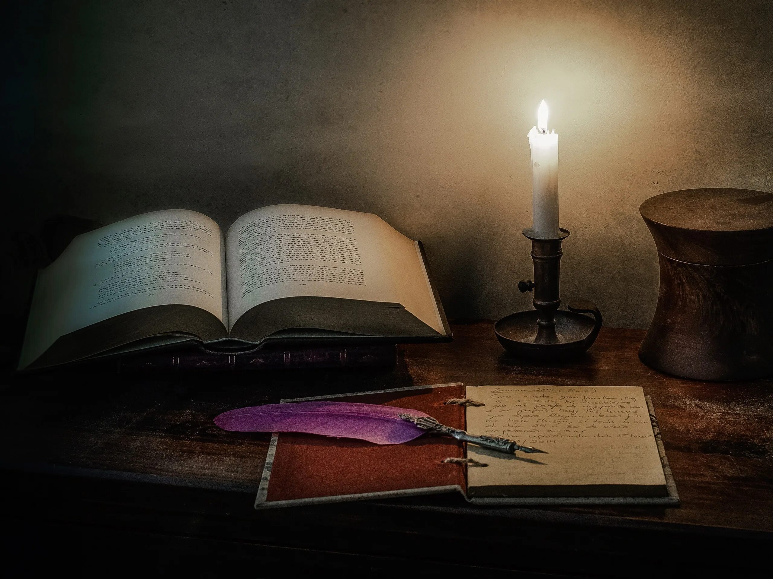 Блокнот свечка ручка. Свеча лист бумаги и ручка. Горящая свеча в подсвечнике. Свеча и тетрадь. Блокнот ручка и свеча.