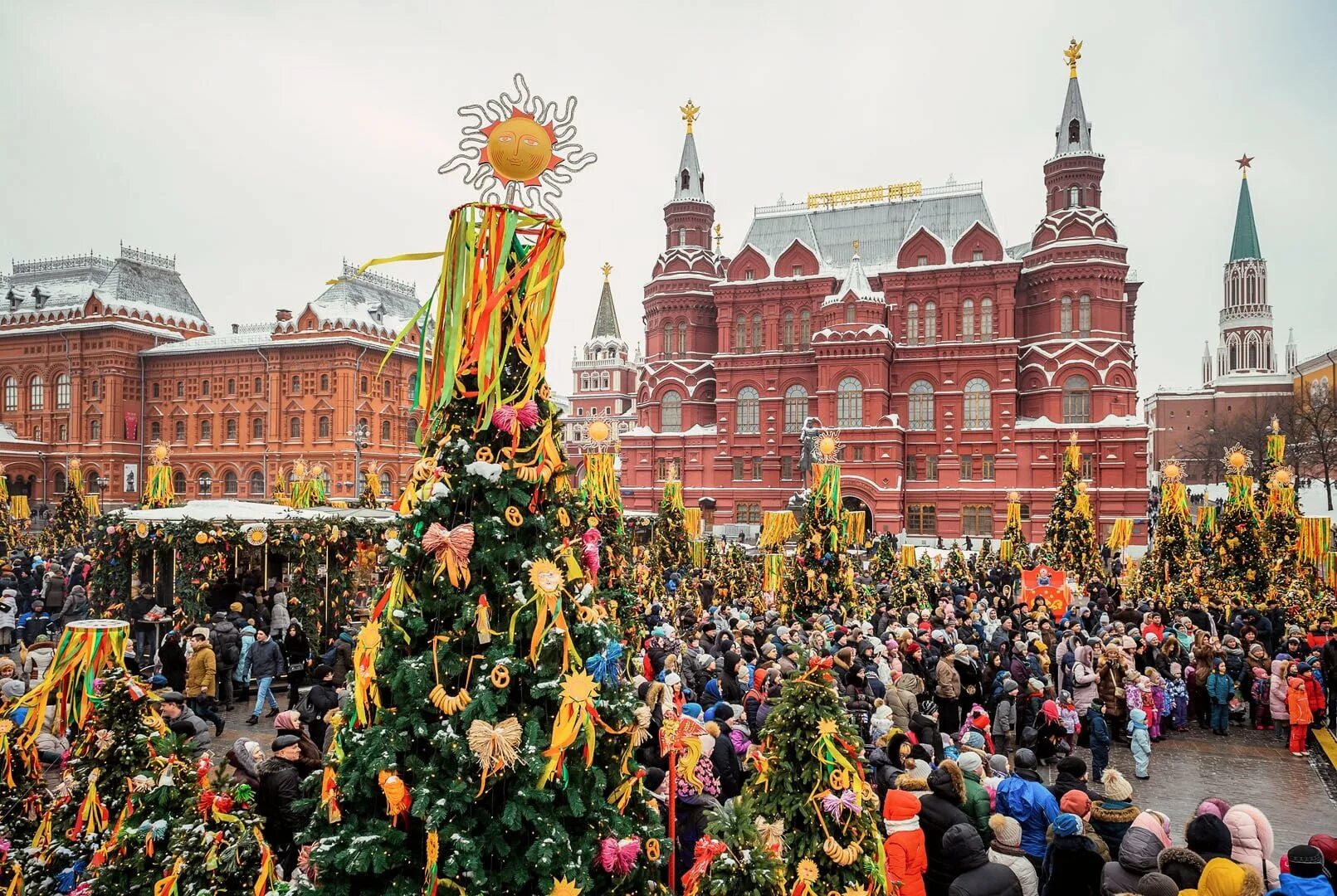Масленица москва красная площадь. Народные гуляния в москве. Гуляния на красной площади. Новогодние традиции. Трафальгарская площадь на рождество.