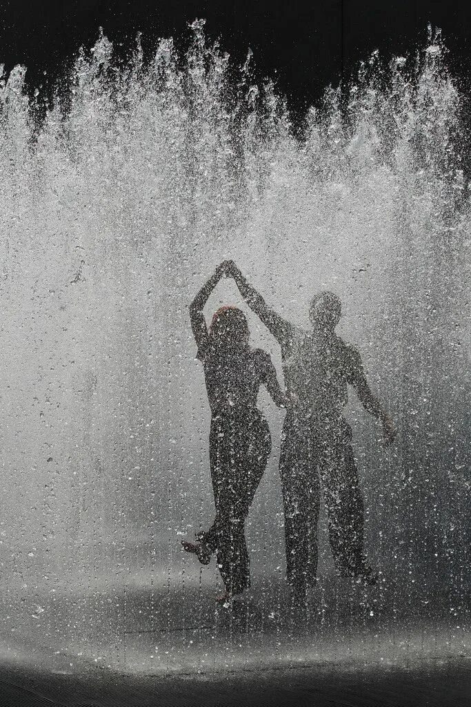 Танцы под дождем. Пара под дождем. Танцующие под дождем. Парочка под дождем.