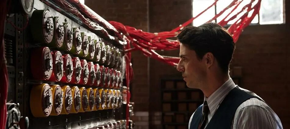 Игра в имитацию код машины. Бенедикт камбербэтч энигма. Игра в имитацию алан тьюринг. Игра в имитацию алан тьюринг. Игра в имитацию алан тьюринг и его парень.