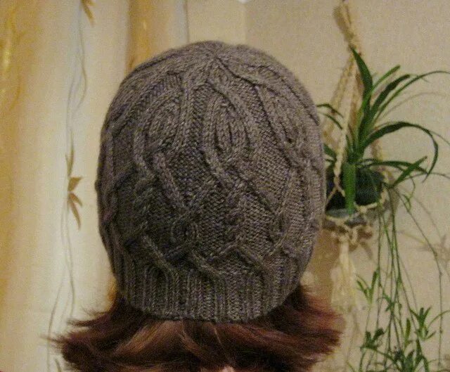 светлика шапка мужская с аранами. шапка с аранами елены бурдейной. схемы вязания аранов спицами для шапок. шапка с араеами "тамина". шапка коса.