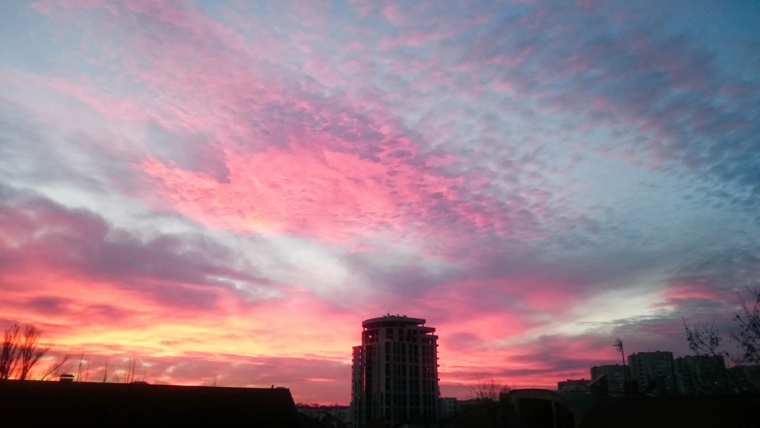 Розовый рассвет в городе. Розовый закат в городе. Розовое небо с облаками. Розовое облако.