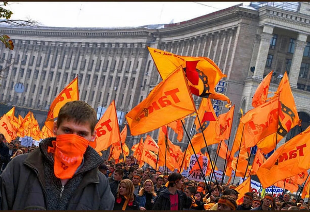 Orange revolution. Оранжевая революция Киев 2004. Ющенко оранжевая революция. Ющенко Майдан. Так Ющенко 2004.