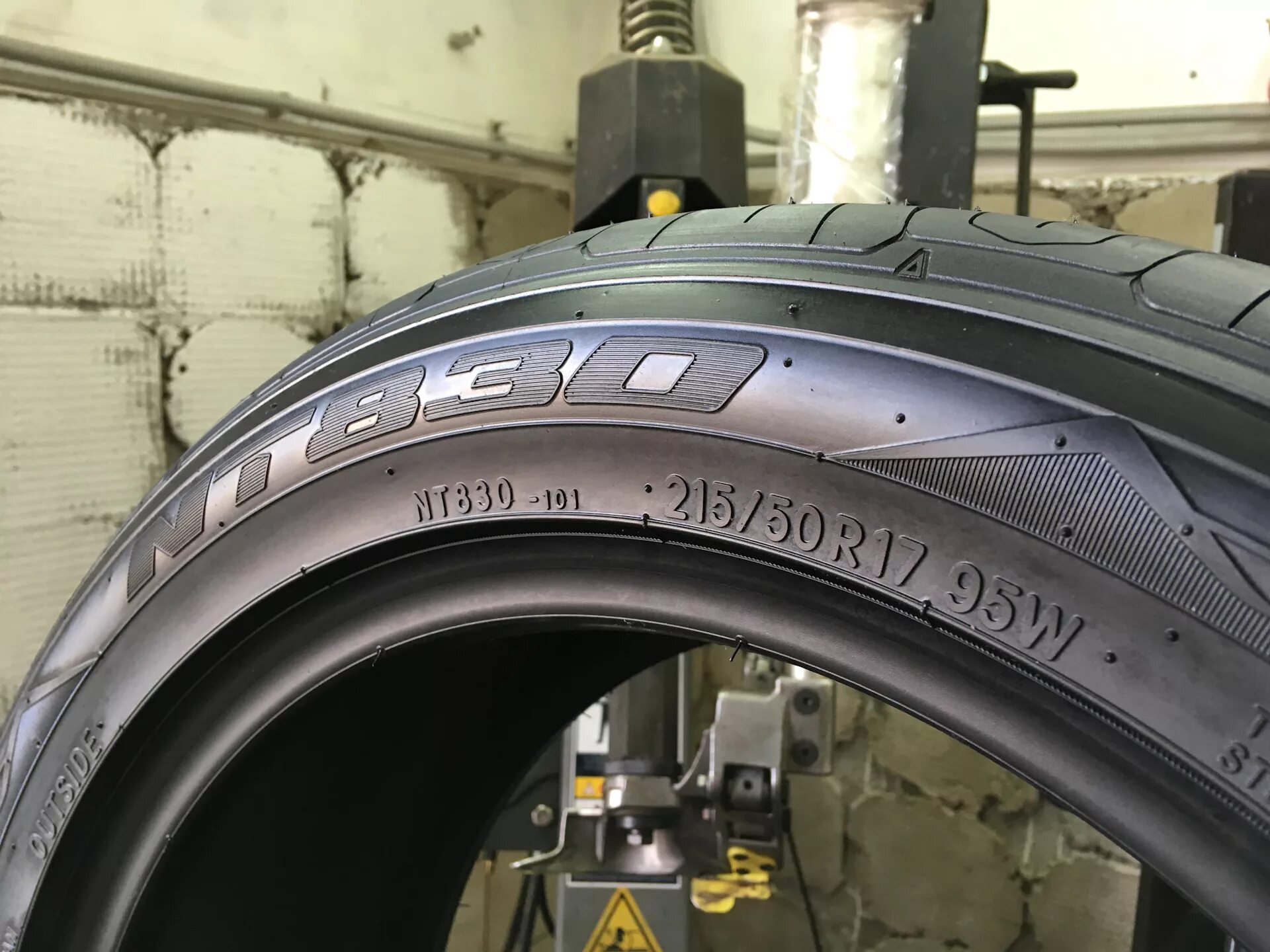 Nitto 555 g2. 215/50 на диске7. Резина nitto r17. Nitto 90w winter. Резина nitto r17.