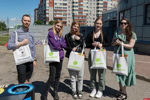 Предлагает прохожим
