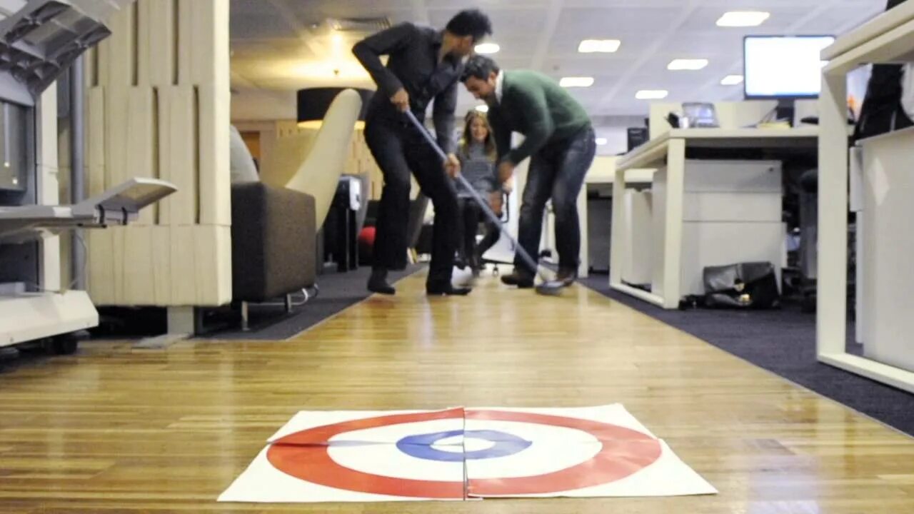 Офис разработчиков игр. Смешная фотосессия в офисе. Команда разработчиков. Настольная игра офис!. Игры в офисе для сотрудников.