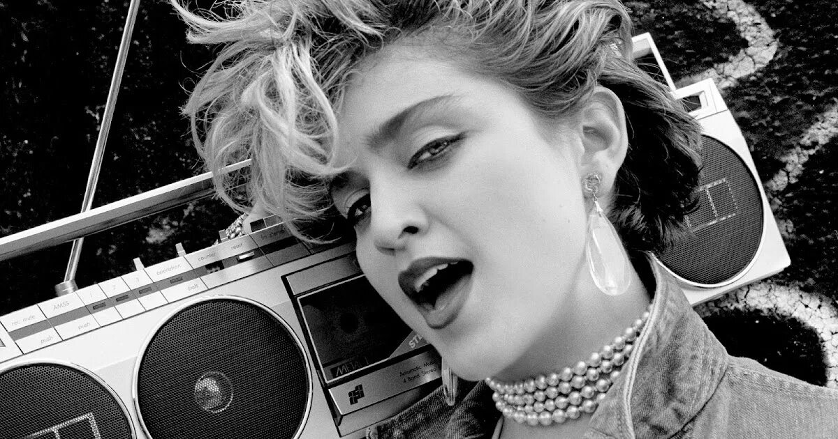 Https music 80. Sanyo 7830 Madonna. Мадонна с магнитофоном. Девушка с магнитофоном на плече. 80е магнитофон Эстетика.