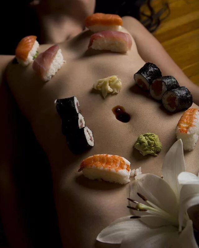 Саманта джонс суши на теле. Еда с тела. Есть суши с девушки. Девушка ест роллы. Сеть ресторанов «nyotaimori», япония.