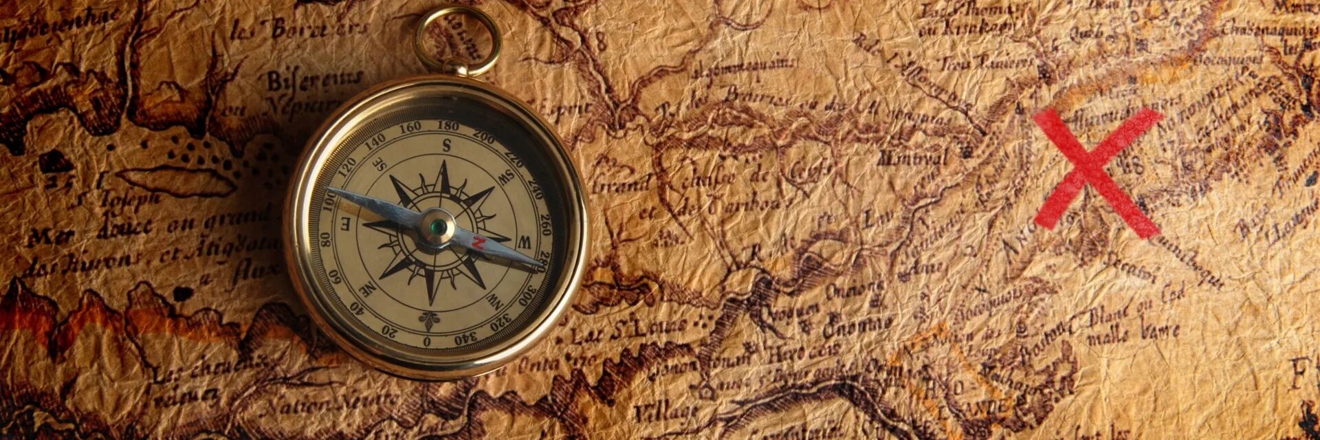 Старинный компас. Компас на карте. Древний компас. Старинная карта с компасом.