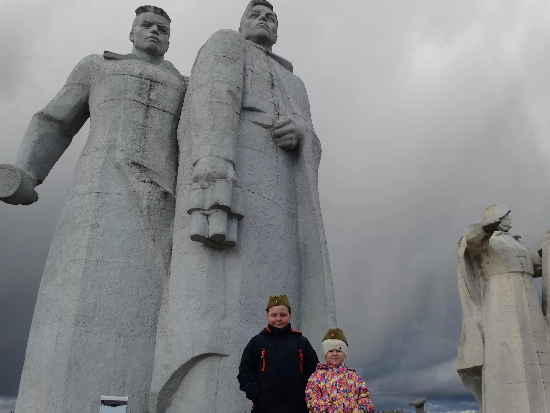 Автобусы дубосеково волоколамск. Памятник героям панфиловцам в дубосеково на карте. Автобусы дубосеково волоколамск. Бой у дубосеково. Автобусы дубосеково волоколамск.