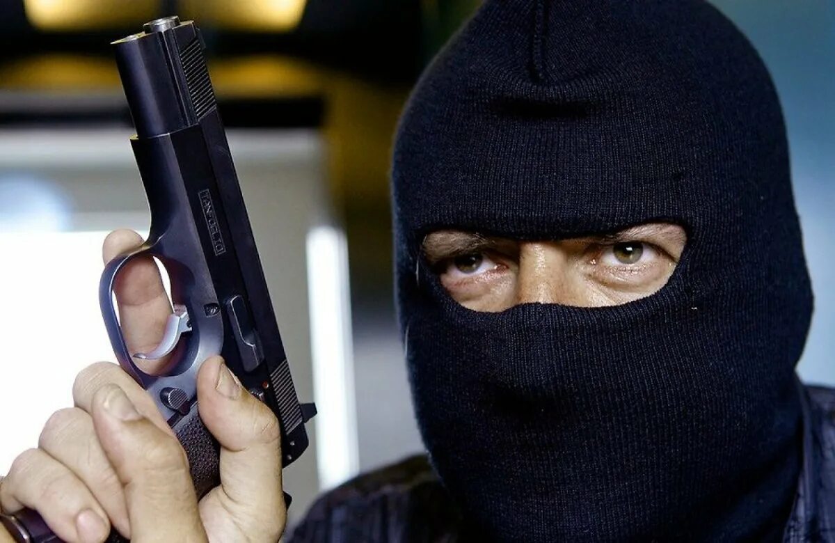 Бандит с пистолетом. Бандиты в масках. Грабитель с пистолетом. Вооруженные люди в масках.