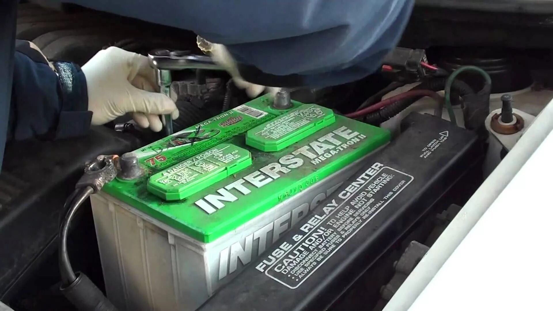Машины работающие без аккумулятора. Car battery. аккумуляторная установка. обслуживание аккумулятора. аккумулятор без надписи.