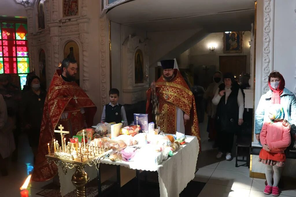 Что несут в церковь на радоницу. Радоница в храме. радоница богослужение. служба на радоницу. радоница в храме фотосессия.