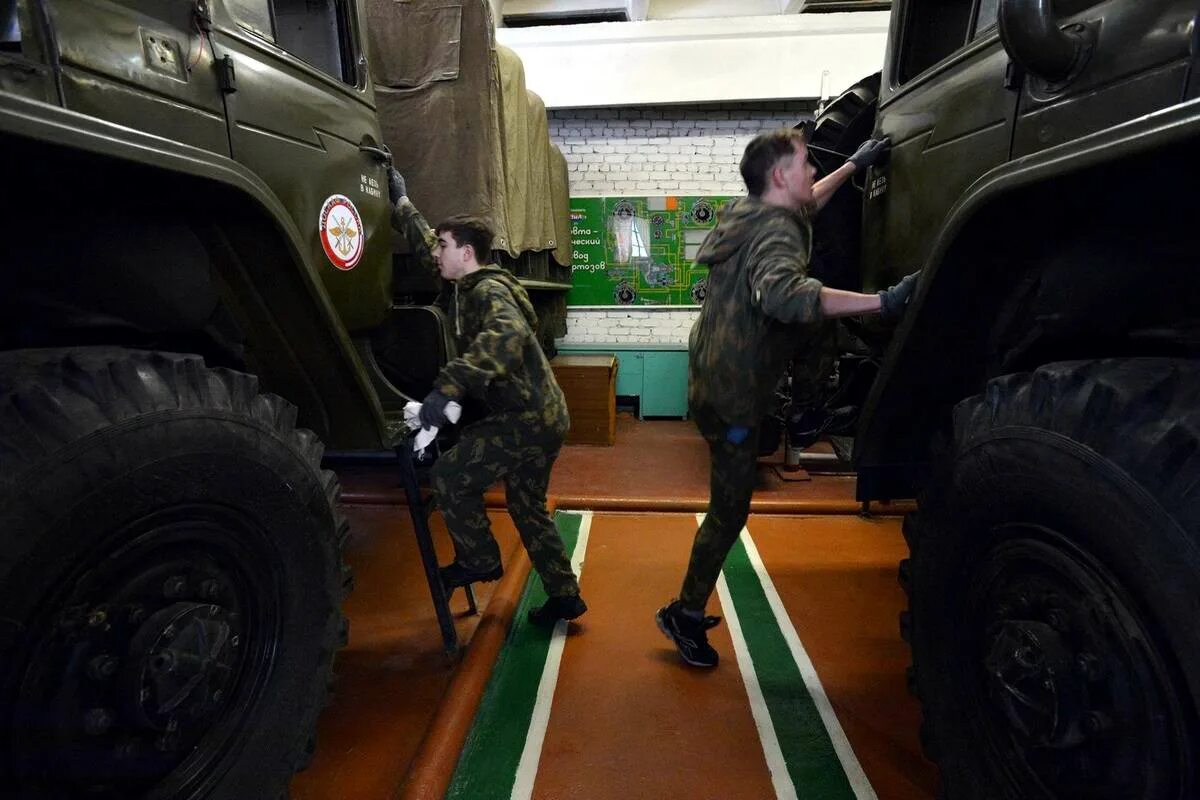 Водителю военного автомобиля. Военный водитель. Форма водителей в армии. Военный водитель в армии. Военная техника ДОСААФ.