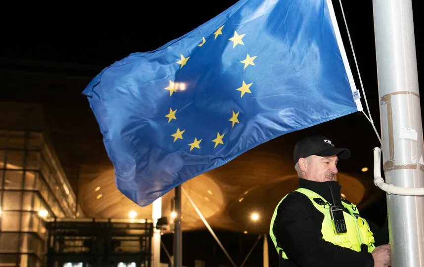Флаг Евросоюза приспущен. Евросоюз сдулся. Флаг Евросоюза приспущен фото. В великобритании спустили флаги