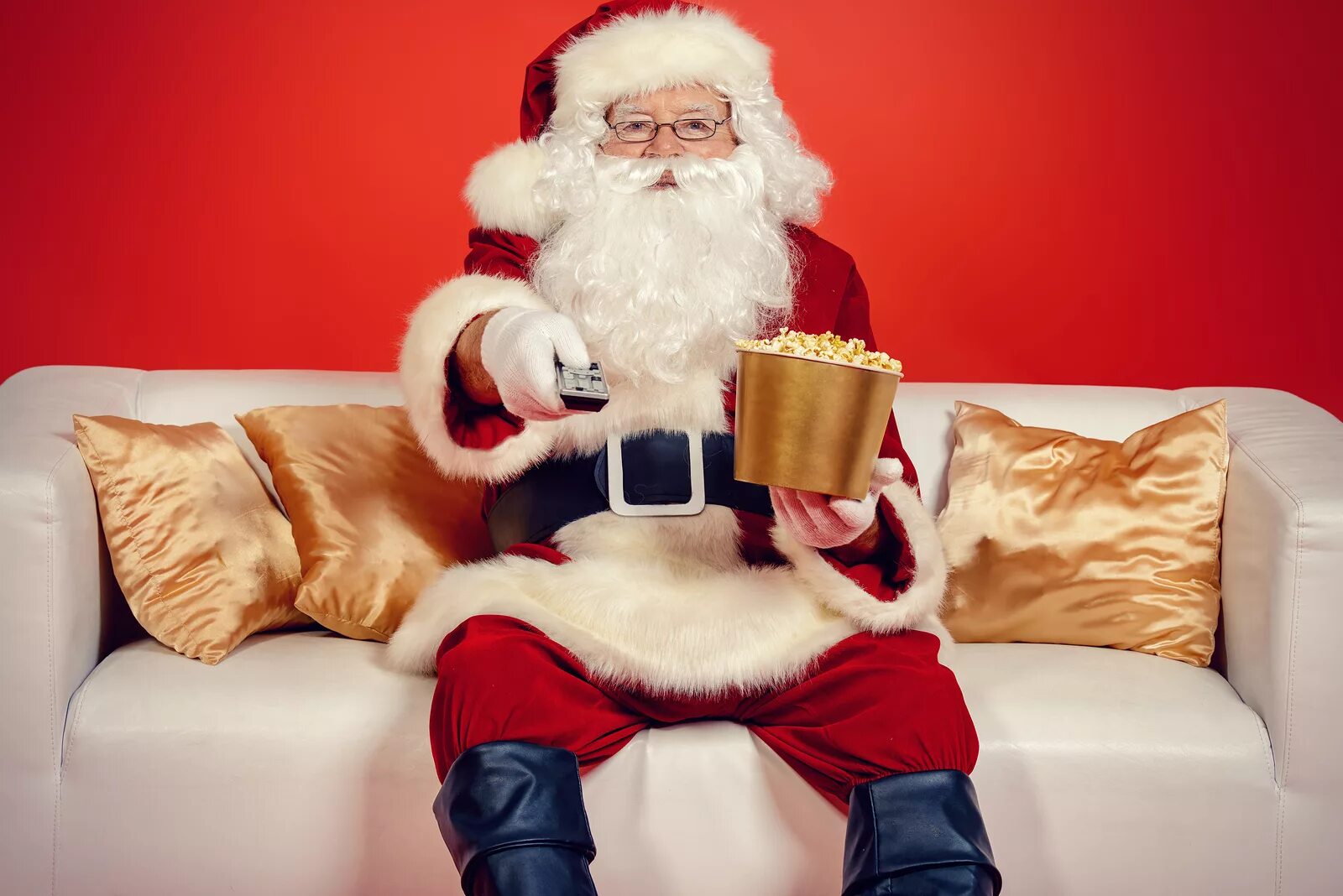 Посмотрим дед мороза. Дед Мороз сидит. Дед Мороз на диване. Кресло Санты.