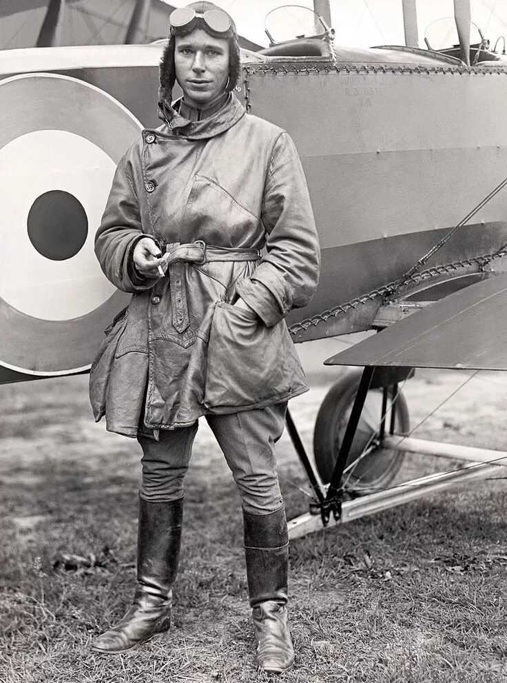 Женщина пилот амелия эрхарт. Полина осипенко летчица. Летчицы валентина гризодубова, полина осипенко, марина раскова. Гарриет куимби женщина-пилот. Первые летчицы.