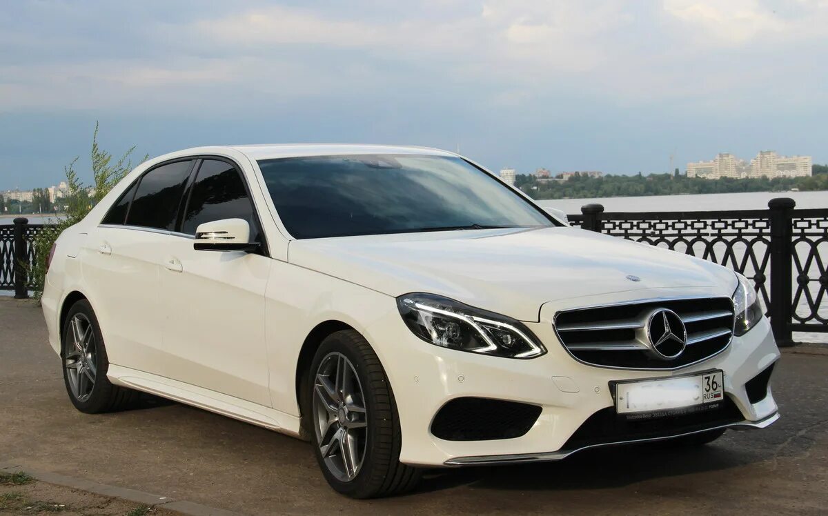 Мерседес Бенц е200. Мерседес Бенц е200 белый. Mercedes Benz e200 AMG. Мерседес Бенц е200 АМГ.