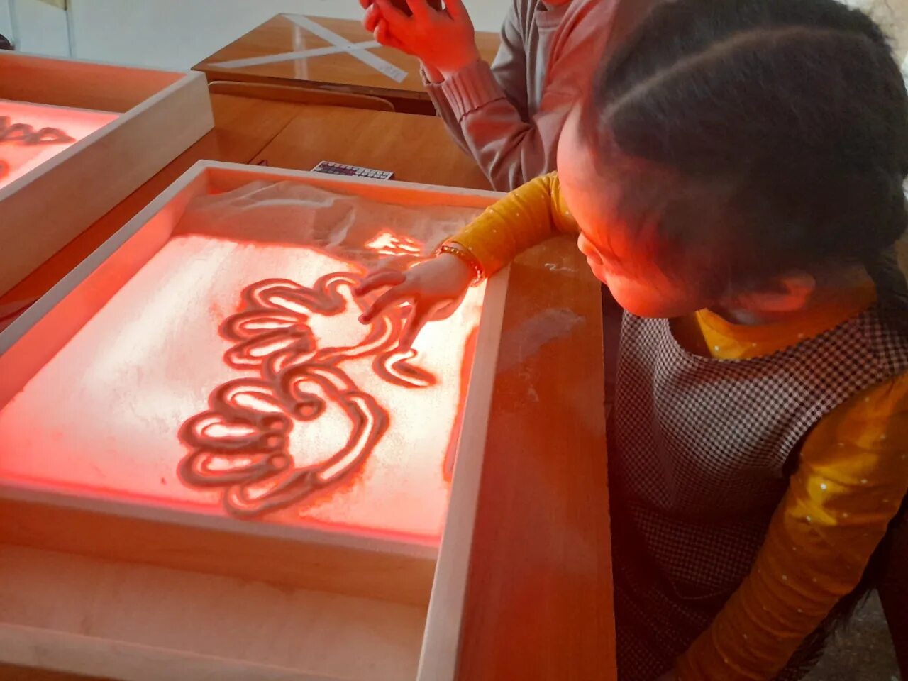 песочная терапия для детей с овз. песочный стол для детей с овз. песочная терапия для детей с овз. арт терапия песочная терапия. песочная арт терапия для детей.