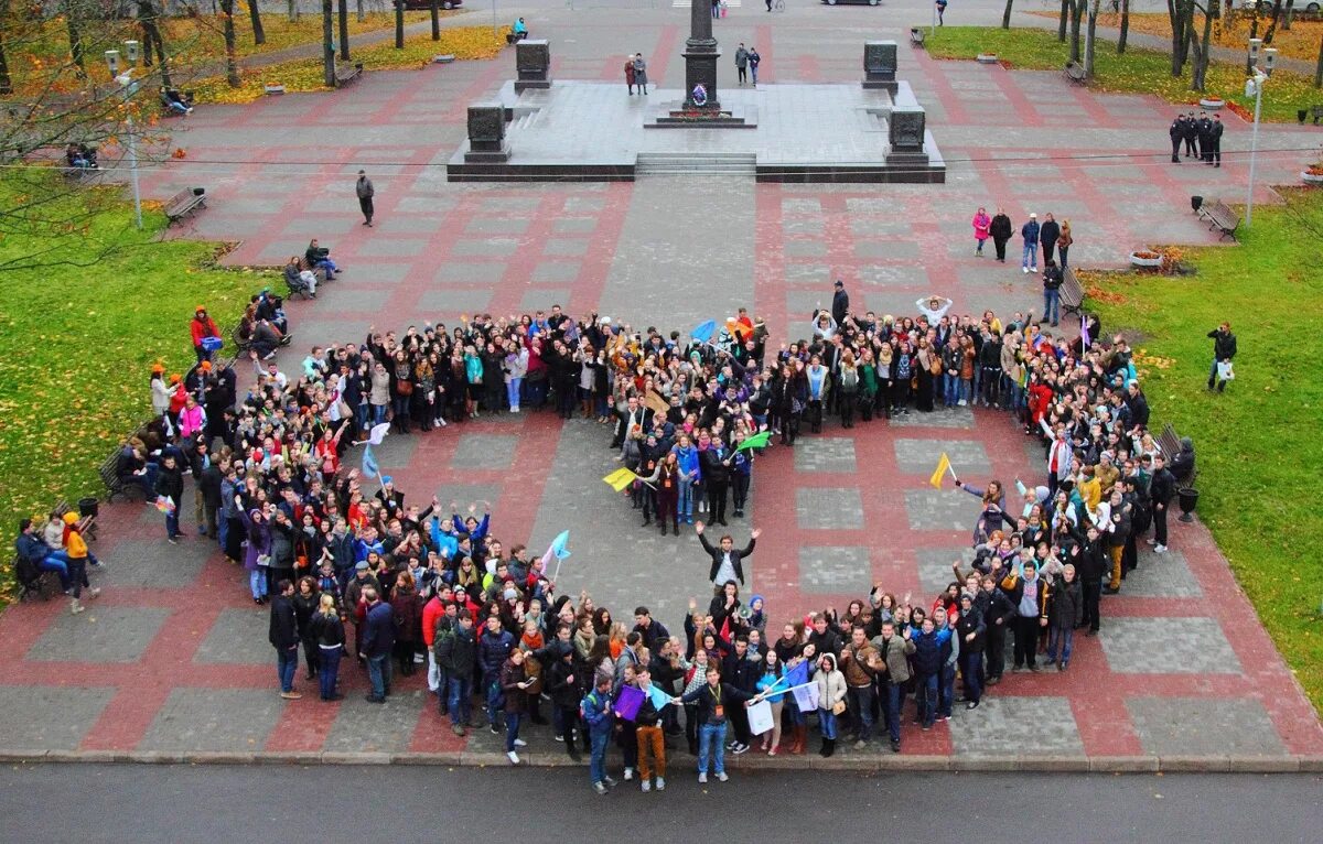 Население новгорода на 2024 год. Великий Новгород население. Великий Новгород Ганзейский фестиваль. Великий Новгород люди. Жители Великого Новгорода.