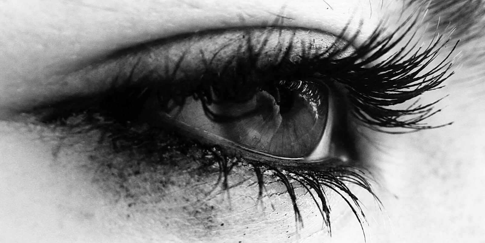Музыка грустные глаза. Грустные глаза картинки. Женские глаза. Плачущие глаза. Красивые печальные глаза.