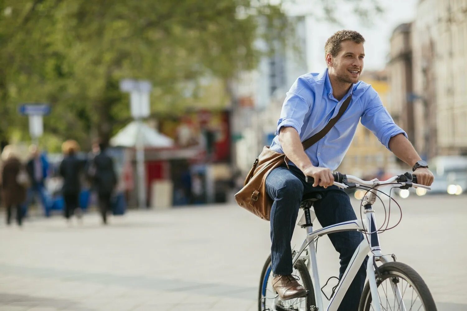 I did riding bike. Человек на велосипеде. Парень на велосипеде. Люди на велосипедах в городе. Парень на велосипеде в городе.