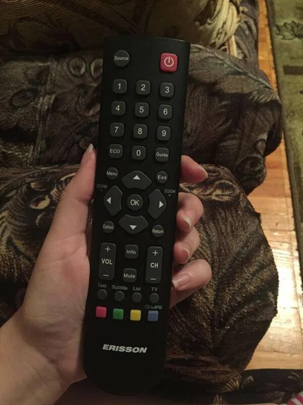 Кнопка выкл на пульте. Кнопка инпат на пульте самсунг. Кнопка exit на пульте. Рука с пультом от телевизора. Нажми пульт.