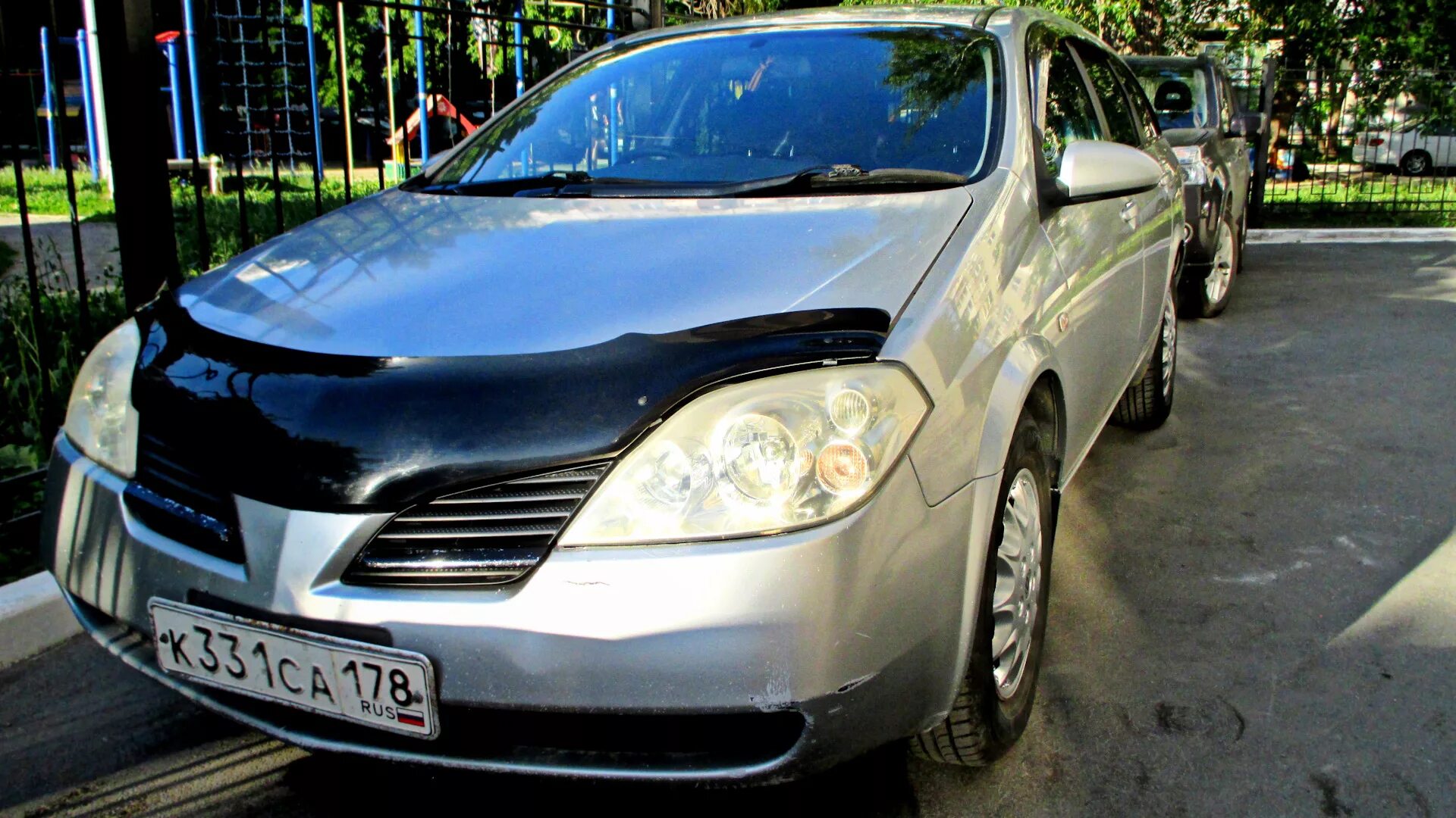 Капот ниссан р12. Мухобойка Nissan primera p12. Дефлектор Nissan primera p12. Ниссан премьера 2007 мухобойкой. Капот Nissan primera p12.